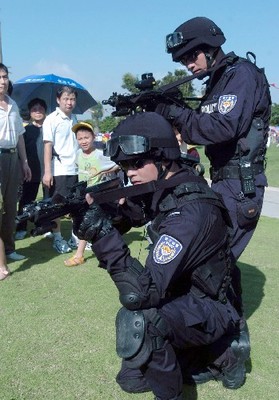 南宁警方向市民展示新式警用装备